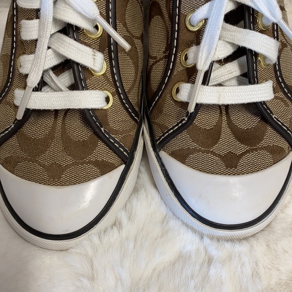 Coach - Picture 5 of 9